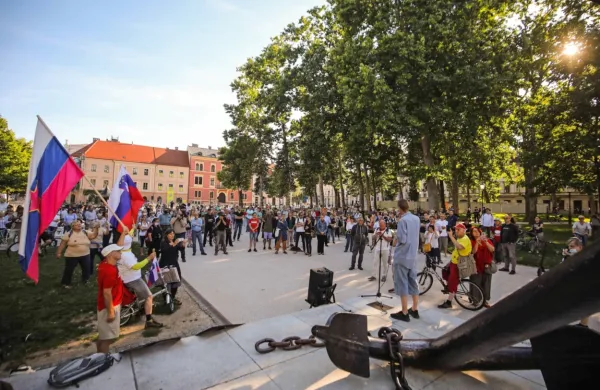 Protestniki so izrazili nezadovoljstvo nad  obiskom predsednika 
Boruta Pahorja v Italiji, kjer se je poklonil pred bazoviško fojbo. 