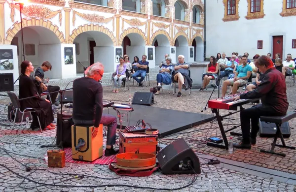 Glasbeno plesni projekt Sentido treh odličnih glasbenikov in 
plesalke flamenka Urške Centa na idrijskem grajskem dvorišču.