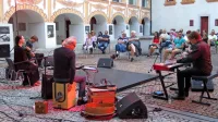 Glasbeno plesni projekt Sentido treh odličnih glasbenikov in 
plesalke flamenka Urške Centa na idrijskem grajskem dvorišču.