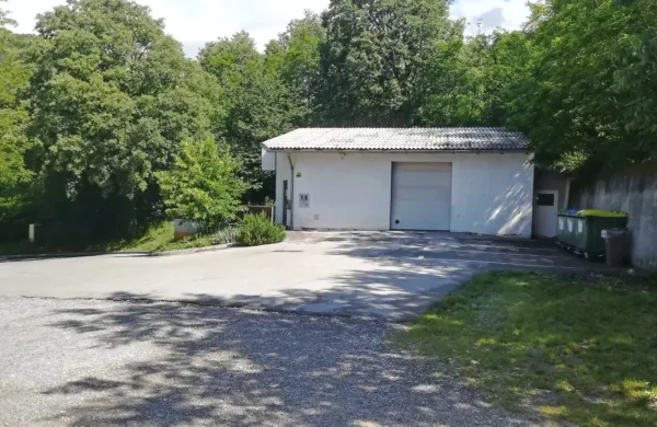 Občina Ajdovščina vztraja pri gradnji dnevnega centra za starejše 
v Palah. Namesto domačega doma se je na razpis za denar EU in 
države za  gradnjo  centra prijavil novogoriški dom upokojencev.