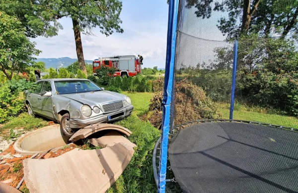 Starejši voznik  je z mercedesom trčil v drevo, razbil betonsko cev in skoraj končal na trampolinu. 