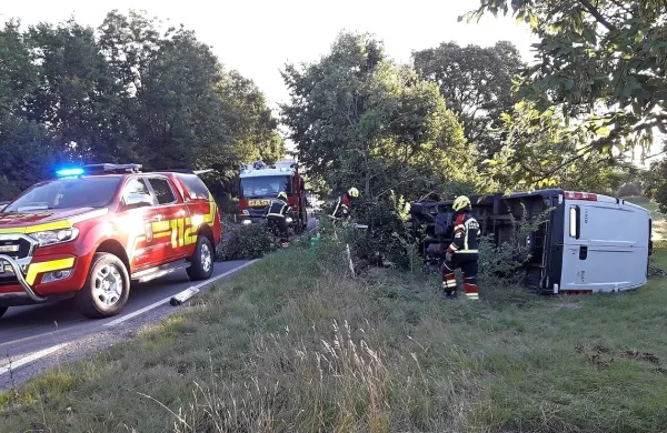Umikal se je in se s kombijem prevrnil na bok