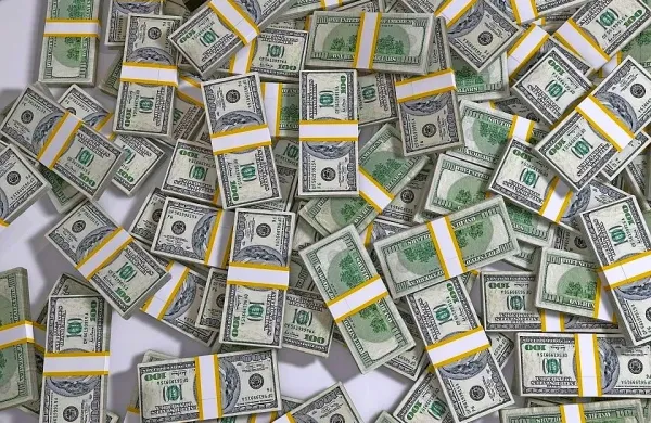 Ameriški proračunski primanjkljaj je junija narasel na rekordnih 
864 milijard dolarjev. Tako visok primanjkljaj ZDA ponavadi 
beležijo po celotnem proračunskem letu.