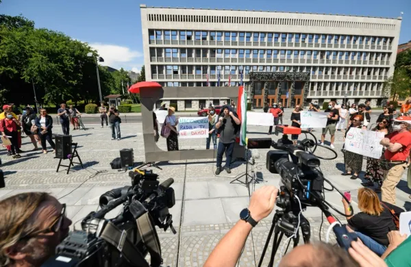 Pred državnim zborom novinarski poziv k neodvisnosti medijev