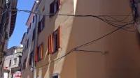 Na Smrekarjevi  52 so obnovili tri občinska  stanovanja in poslovni 
prostor, pred petimi leti so obnovili objekt na Smrekarjevi 51 in 
oddali štiri stanovanja. 