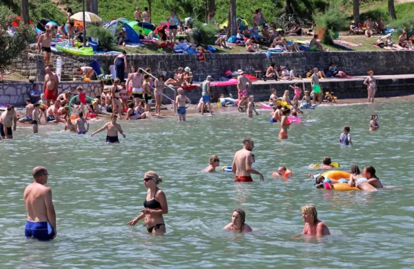 V začetku julija je  bila povprečna dnevna temperatura morja za ta 
mesec nadpovprečnih 27 stopinj Celzija, zadnje dni pa je temperatura morja izrazito podpovprečna, saj komaj presega 20 
stopinj Celzija.