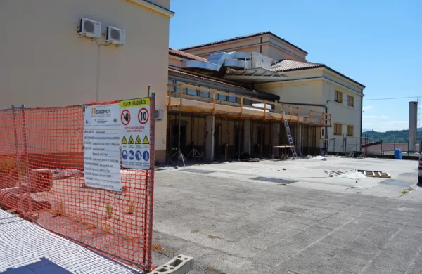 Med prvimi letošnjimi naložbami občine je nadstrešnica v Bukovici.