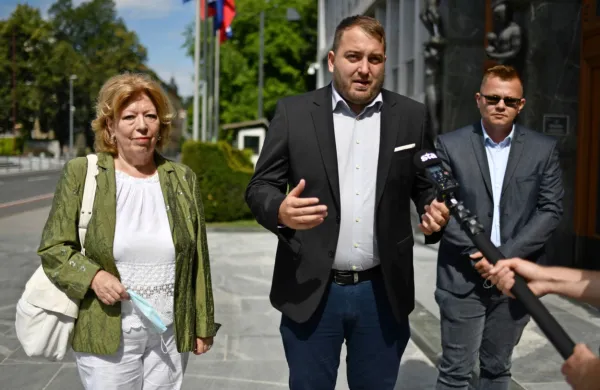 Predsednik stranke Andrej Čuš trdi, da je stanje na področju 
oskrbe s pitno vodo zaskrbljujoče, vpis pravice do pitne vode v 
ustavo pa je bil le floskula.