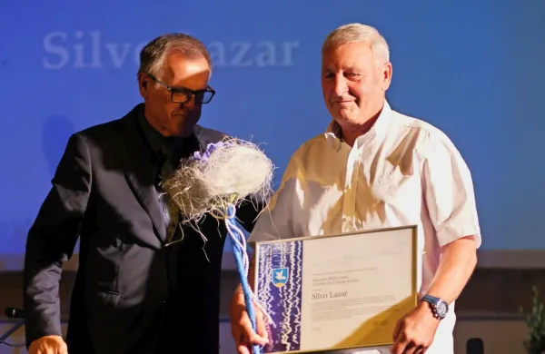 Danilo Markočič je v imenu občine Silvu Lazarju izročil denarno 
nagrado.