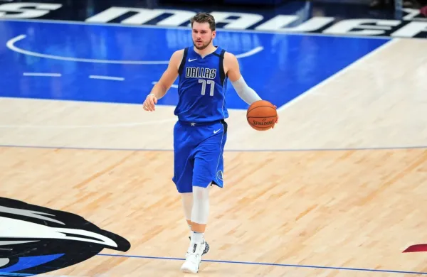 Luka Dončić bo poskušal popeljati Dallas čim dlje v končnici.