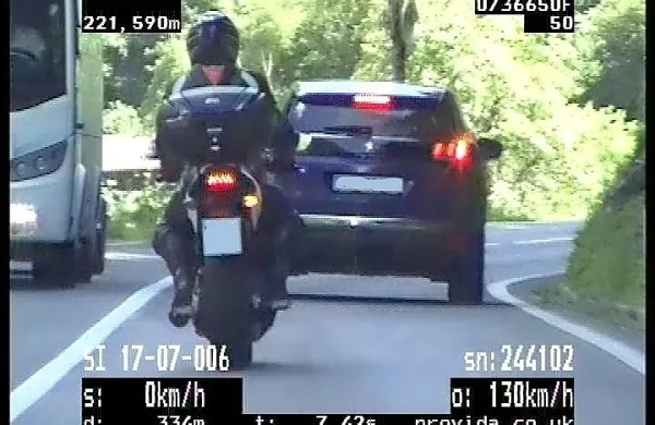 Predrzni 56-letni motorist je med vožnjo zagrešil številne kršitve.