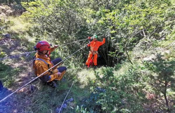 Nad vhodnim breznom so jamarji napeli številne vrvi, po katerih 
so se spuščali pirotehniki in dvigovali nevarne ostanke vojne. 