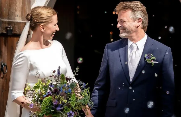 Danska premierka Mette Frederiksen  se je   poročila s svojim 
partnerjem Bojem Tengbergom. 
