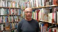 Arturja Lipovža knjige spremljajo ves čas - v  službi in tudi na 
dopustu.