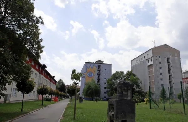Izmed skupno 11.569 mest za subvencionirano bivanje jih je za 
sprejem razpisanih 4175, za podaljšanje bivanja 7340.