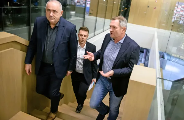 Matjaž Kek (desno) in predsednik NZS Radenko Mijatović se bosta 
morala dokončno pogovoriti.