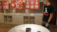 Čipke kot vir nadiha, edina letošnja živa razstava čipk in keramike 
Silve Menard, je na ogled v mali grajski galeriji.