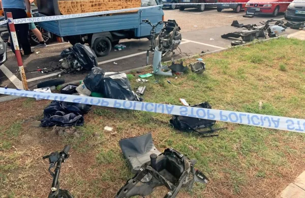 Predelovalci (najverjetneje ukradenih) motorjev, so si delavnico 
omislili kar na zelenici ob parkirišči na Fornačah.