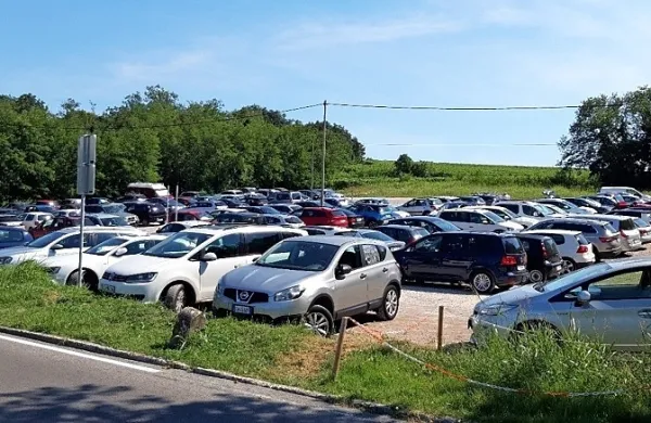 Na peščenem parkirišče na Lazaretu je prostora za približno 70 
avtomobilov.