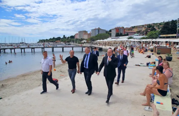 Minister Zdravko Počivalšek (v sredini) s piranskim županom Đeniom Zadkovićem (desno)  in direktorjem Okolja 
Gašparjem Gašparjem Mišičem (levo).