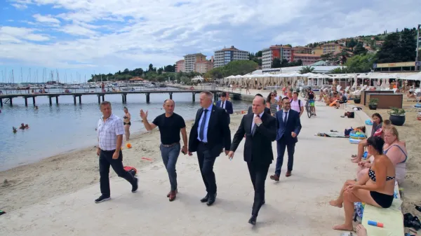 Minister Zdravko Počivalšek (v sredini) s piranskim županom Đeniom Zadkovićem (desno)  in direktorjem Okolja 
Gašparjem Gašparjem Mišičem (levo).