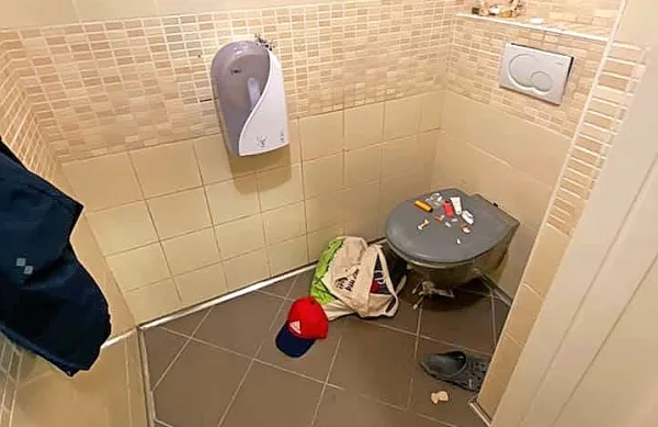 V Okolju Piran so v sredo zvečer na facebooku opozorili na prizor, 
ki ne spada v javne sanitarije. 