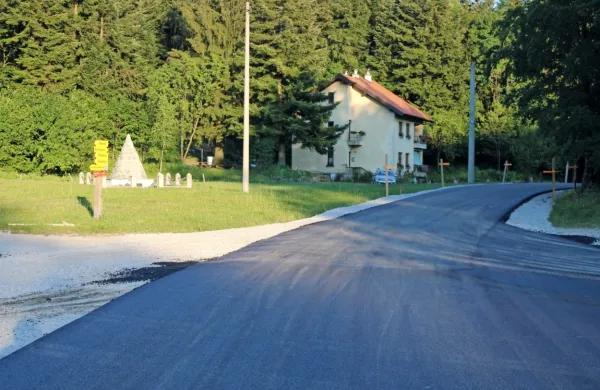 Občina je asfaltirala dva kilometra ceste do Abrama. Naložba je 
pomembna tudi za gozdarstvo in turizem. 