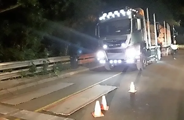 Med nadzorom so morali vozniki s  tovornjaki zapeljati na tehtnico.