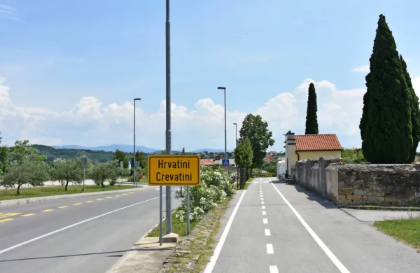 V Hrvatinih je v sredo zavrela kri 45-letnemu domačinu, skupila sta 
jo njegova soseda.