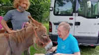 Milivoja (desno) družba osla Fernanda (ob Radu Brelihu) zelo 
veseli.