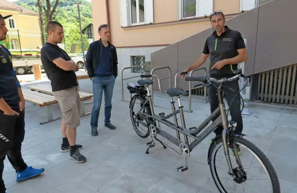 Slepi in slabovidni s kolesi po Cerkljanski