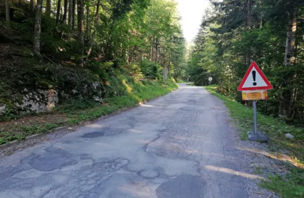 Odsek ceste Koritnice-Mašun je na nekaterih delih v zelo slabem stanju.