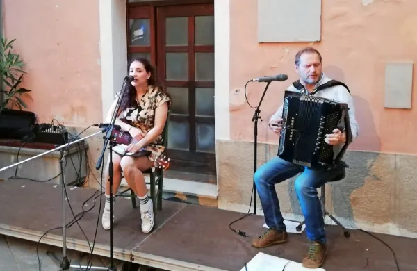 Nika Zore in Jure Tori sta z avtorsko glasbo in odpeto poezijo 
navdušila v Izoli.  