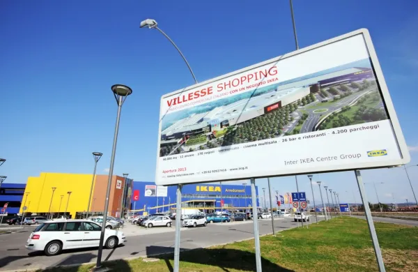 Cestninska postaja je v bližini nakupovalnega centra v Vilešu.