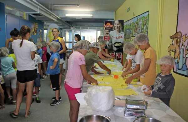 V počitniškem varstvu se mladi zabavajo in naučijo kaj novega.  V  Ajdovščini so jim, denimo, prikazali, kako se delajo ravioli.  