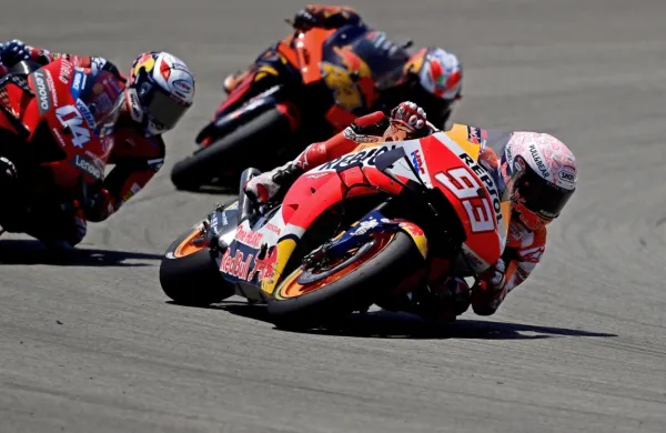 Marc Marquez (v ospredju) kljub svojemu mojstrstvu včeraj 
vendarle ni mogel ukrotiti svojega dvokolesnika. 