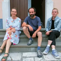 Lorena Pavlič (levo), direktorica zavoda  Otok, je pred Hišo kulture v Sv. Antonu gostila mednarodno 
uspešna filmarja in življenjska sopotnika: režiserja Matjaža Ivanišina in igralko Marušo Majer. 