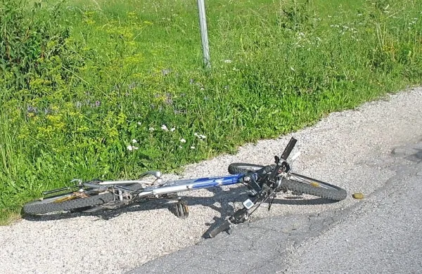 Voznik iz Ljubljane je z avtom trčil v kolesarja, ki  ga je odbilo s 
ceste (fotografija je simbolična). 