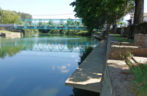 Z ureditvijo pločnika bodo v Renčah dobili urejeno nabrežje. 
Naložbo, za katero izbirajo izvajalca,  naj bi končali letos. 