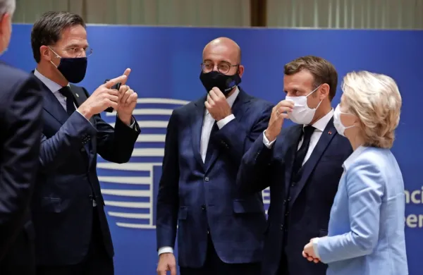 Glavni snovalci nočnih pogajanj v Bruslju (z leve) - nizozemski premier Mark Rutte, predsednik evropskega sveta Charles Michel, francoski predsednik 
Emmanuel Macron in predsednica Evropske komisije  Ursula von der Leyen. 