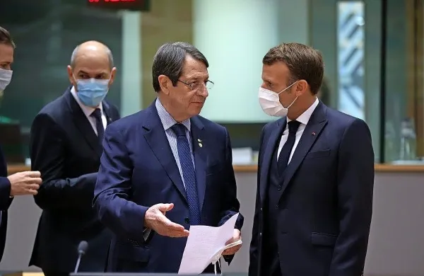 Voditelji članic EU so peti dan maratonskih pogajanj  v Bruslju 
dosegli dogovor o svežnju za obnovo Evrope po pandemiji 
covida-19.