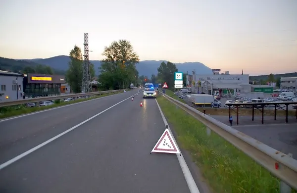 

Tragična prometna nesreča se je zgodila 22. avgusta leta 2018 ob 
5.30 na ravnem odseku Kromberške ceste v smeri proti Ajševici.
