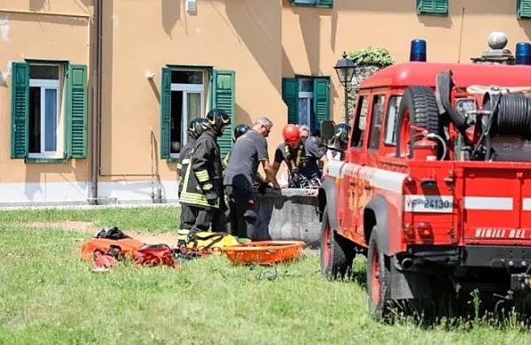 Trud reševalcev, ki so se spustili do globine 30 metrov, da bi otroka 
rešili, je žal bil zaman.