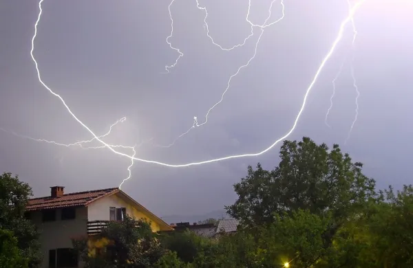Popoldne več občin zajele obilne padavine z udari strel in močnej&scaron;im vetrom