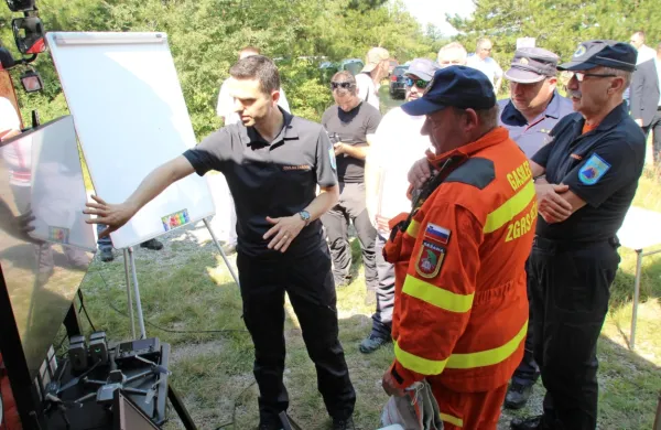 Minister Tonin si je danes ogledal gašenje v naravi prve skupine 
letošnjih gasilskih tečajnikov.