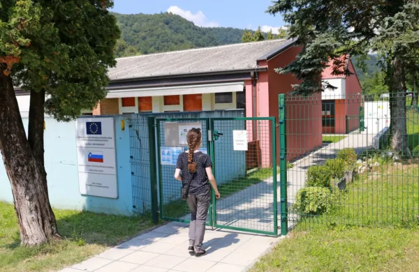 Čeprav je vrtec ob osnovni šoli v Kanalu odprt, zaradi okužene 
vzgojiteljice ostajajo doma tudi tisti otroci, ki jim ni bila odrejena 
karantena. 