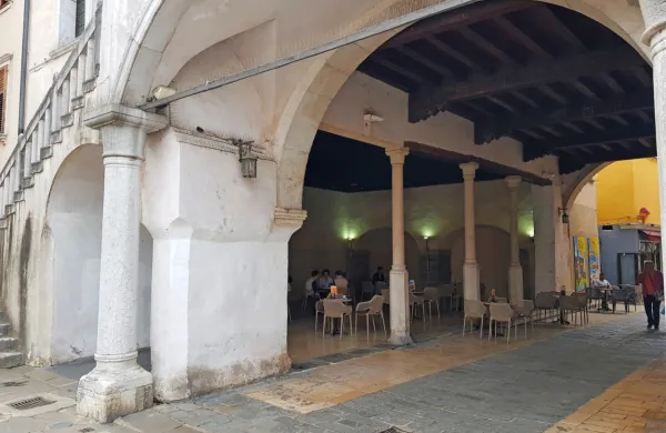 Mala Loža, terasa pod volti Pretorske palače, postaja nov razstavni 
in družabni prostor. Jutri bodo tam odprli razstavo Razglednice 
Kopra.
