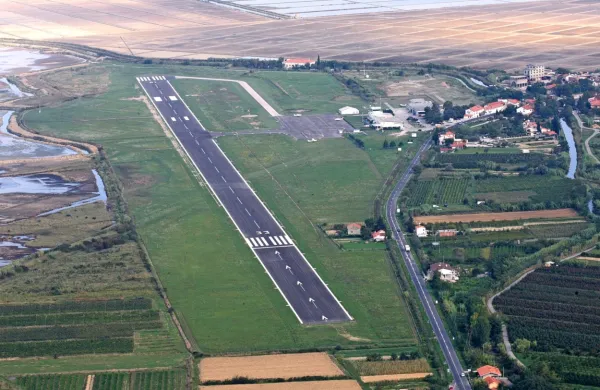 V Aerodromu Portorož si bo direktor Robert Krajnc s pomočnico 
Jeleno Baronik prizadeval, da bi podaljšali vsaj varnostne dele na 
obeh koncih vzletno-pristajalne steze. 

