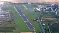 V Aerodromu Portorož si bo direktor Robert Krajnc s pomočnico 
Jeleno Baronik prizadeval, da bi podaljšali vsaj varnostne dele na 
obeh koncih vzletno-pristajalne steze. 


