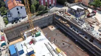 Gradbena dela na garažni hiši bodo sklenili v dobrem mesecu dni, 
nakar bo sledila izvedba elektro in strojnih instalacij ter notranja 
ureditev.